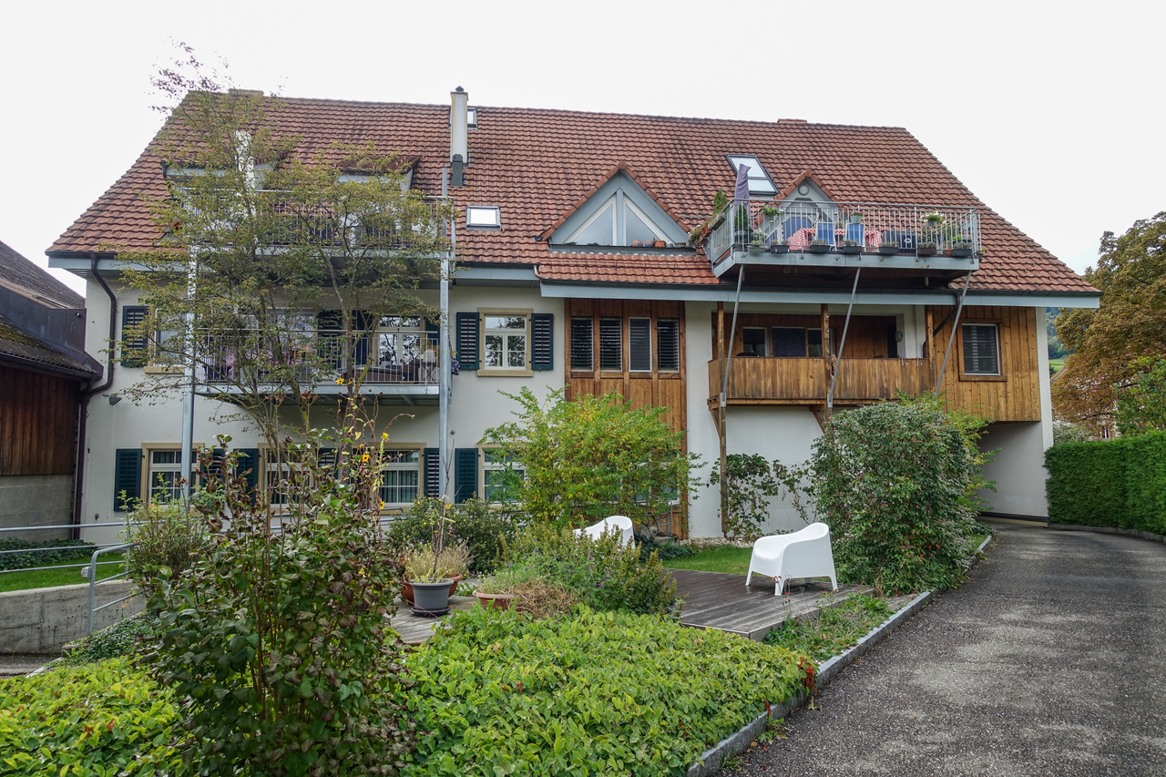 Wohnhaus mit Satteldach und Balkonen