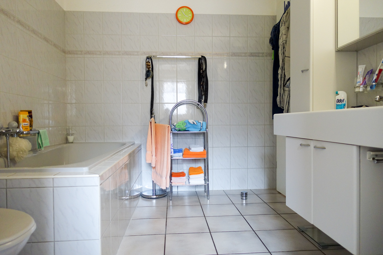 Badezimmer mit Badewanne und Waschtisch