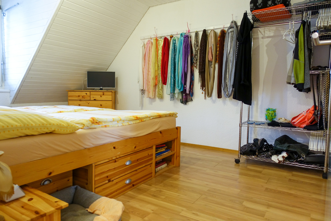 Dachgeschoss-Schlafzimmer mit Ankleidebereich