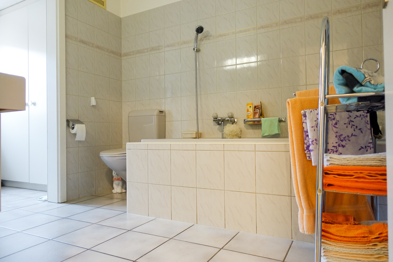 Badezimmer mit Badewanne und WC