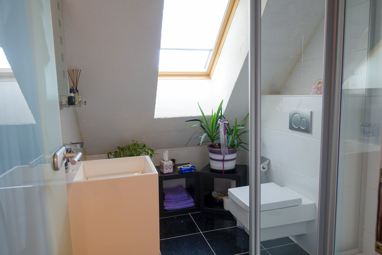 Helles Badezimmer mit Dachfenster