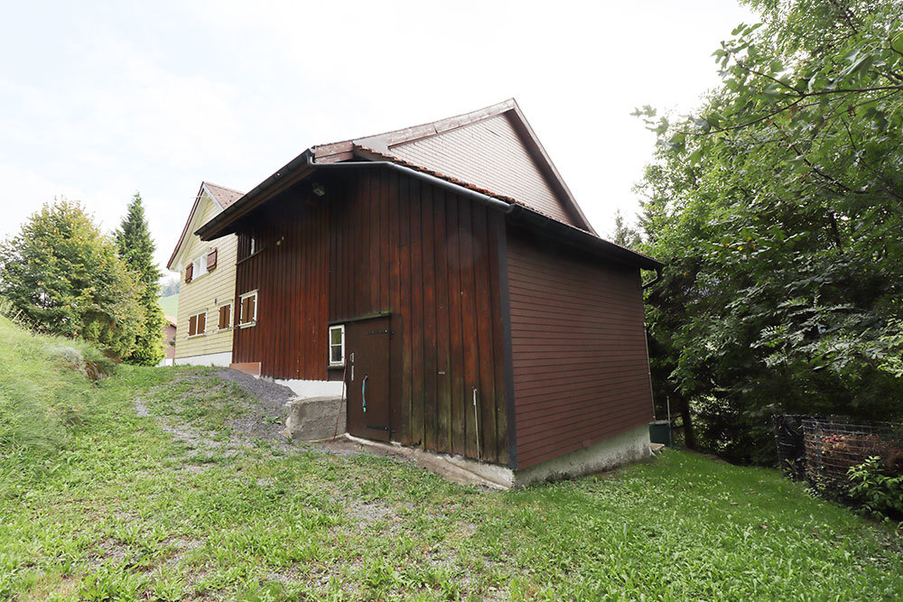 Außenansicht eines Holzgebäudes am Hang
