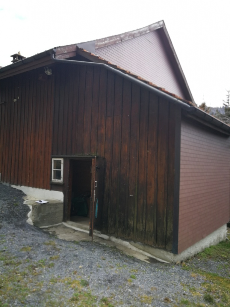 Außenansicht eines einfachen Nebengebäudes mit Holzfassade
