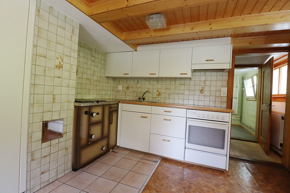 Kompakte Küche mit Holzdecke