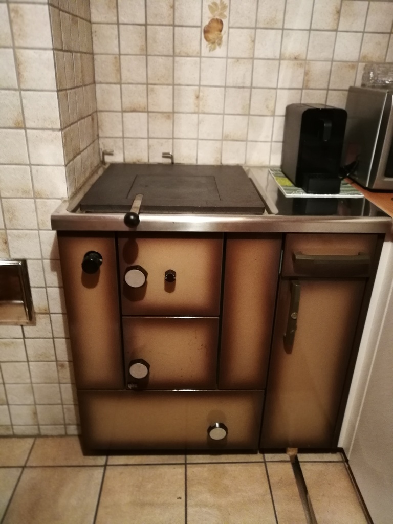 Alter Küchenherd in gefliester Küche