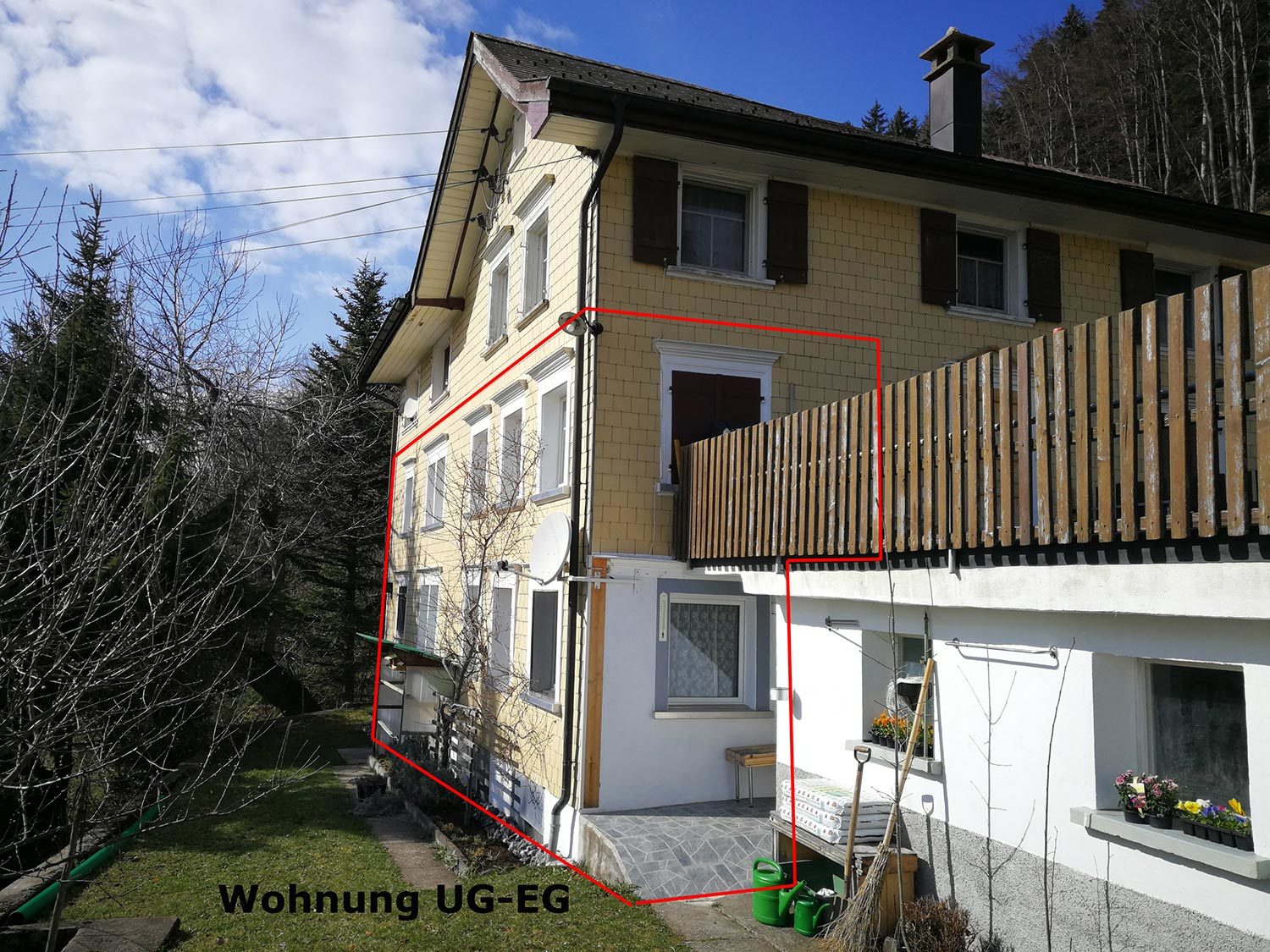 Außenansicht eines Wohnhauses mit Balkon