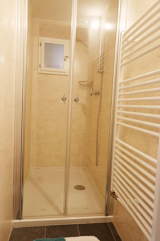 Badezimmer mit begehbarer Dusche