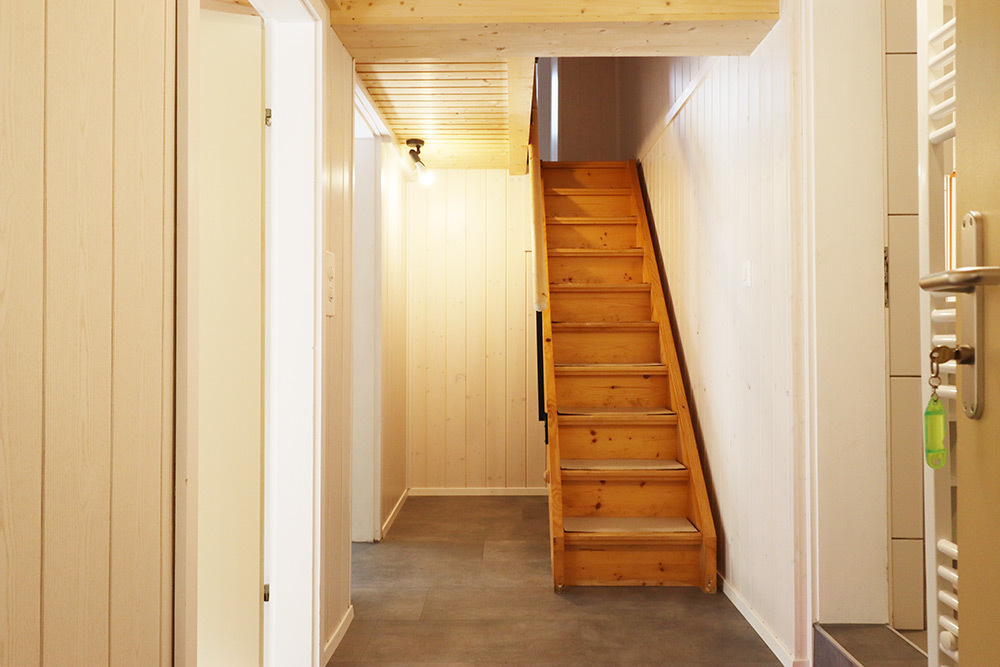 Treppenflur mit Holztreppe