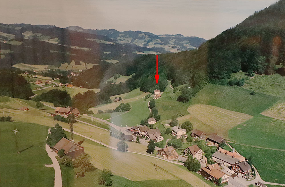 Luftaufnahme eines alpinen Tals mit Siedlung