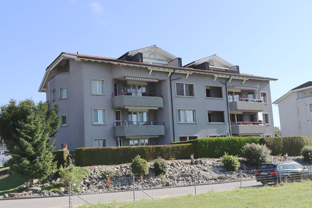 Mehrfamilienhaus mit Balkonen und Satteldach