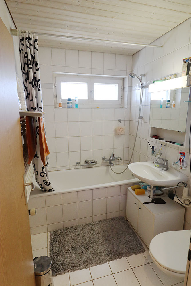 Badezimmer mit Badewanne und Waschbecken