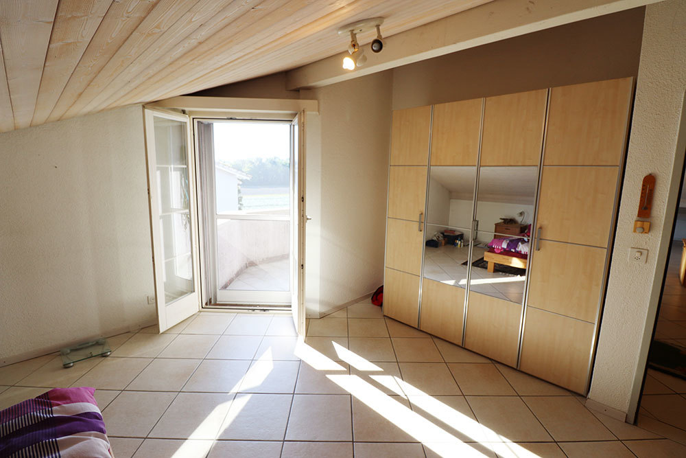 Helles Dachzimmer mit Balkonzugang und Kleiderschrank
