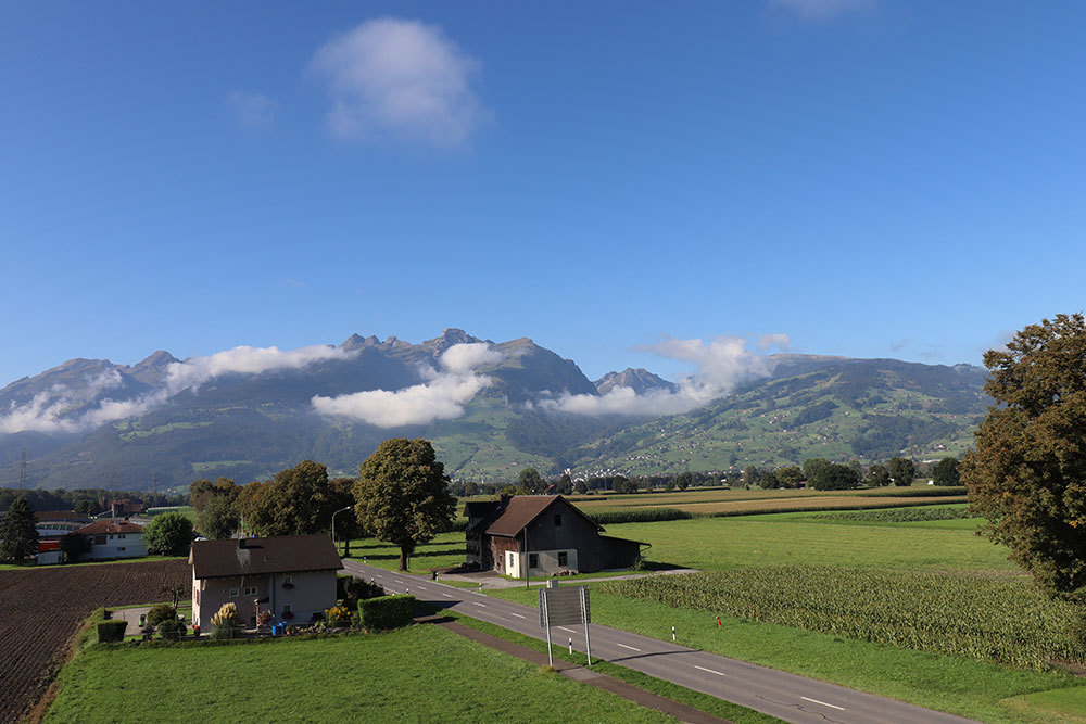 Landschaft mit Bergen und Feldern