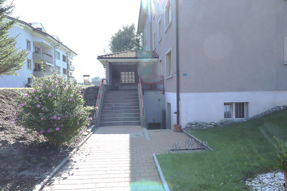 Außenansicht eines Wohngebäudes mit Zugangstreppe