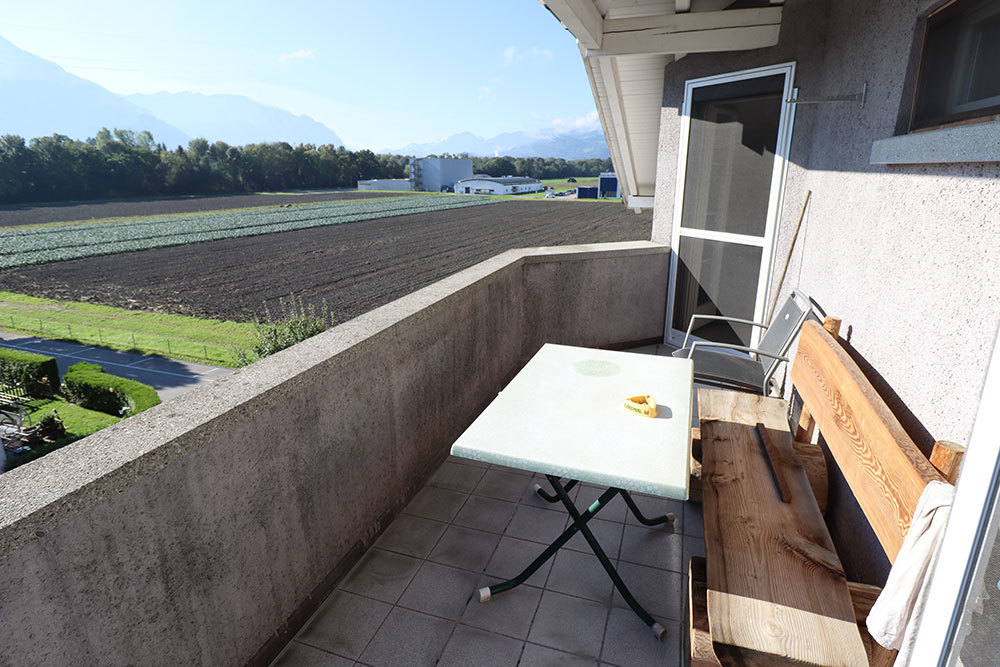 Balkon mit Berg- und Feldblick