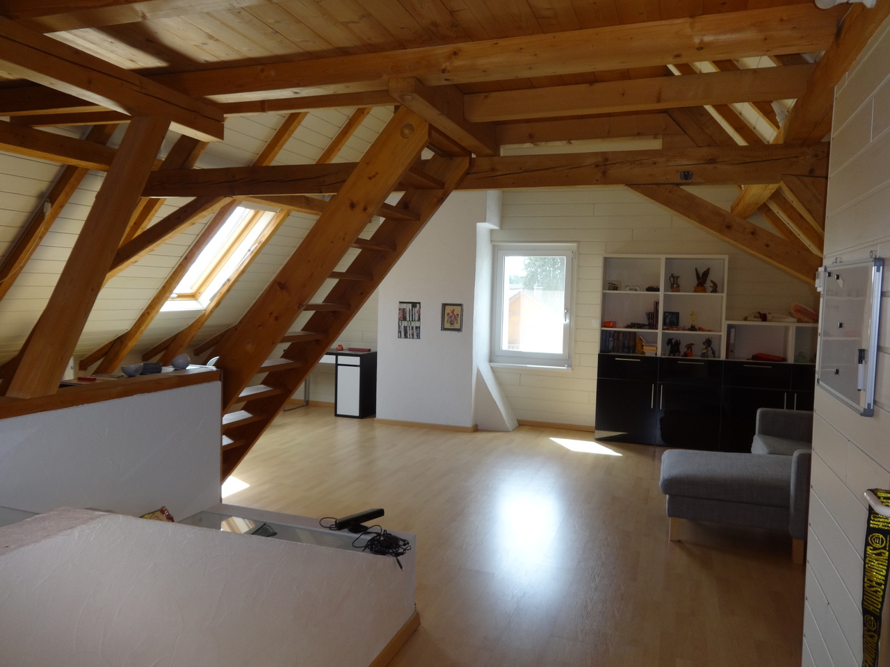 Dachgeschoss mit sichtbaren Holzbalken