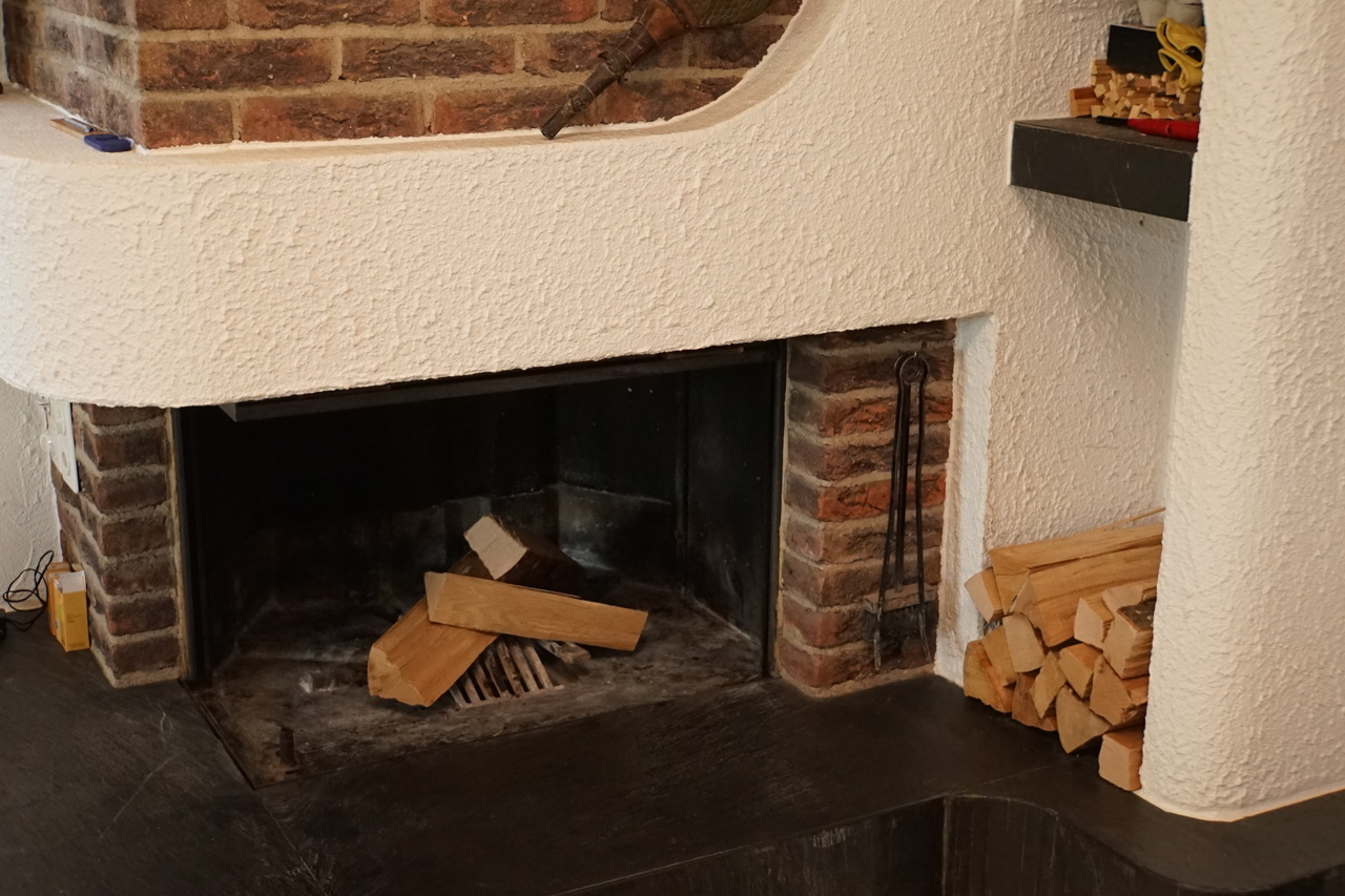 Gemauerter Kamin mit Brennholz