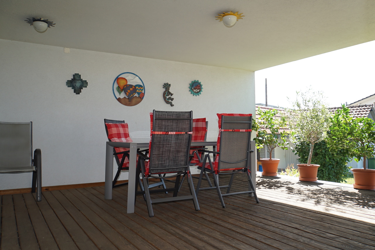 Überdachte Terrasse mit Sitzgruppe