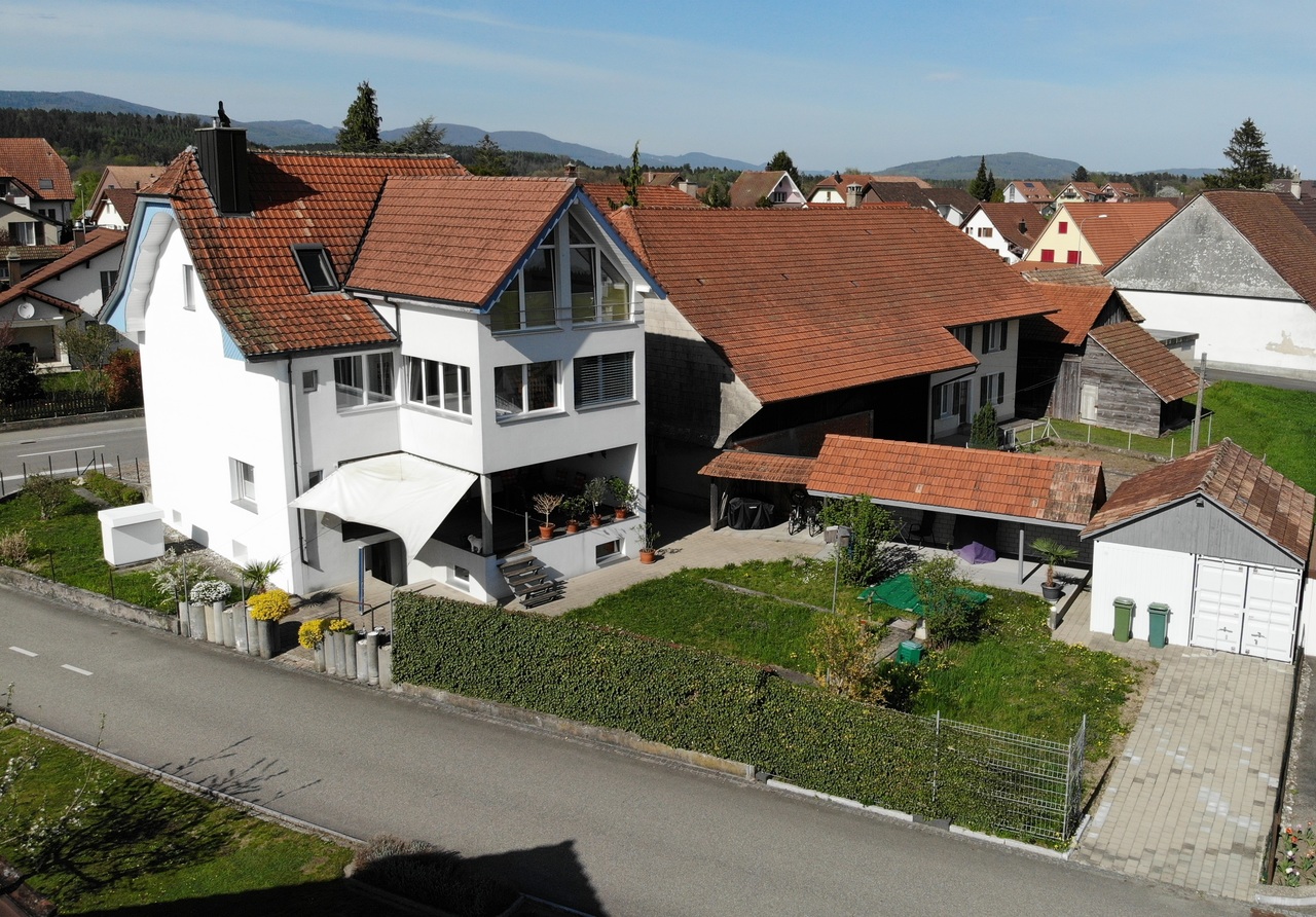 Luftaufnahme eines Wohnhauses mit Nebengebäuden und Garten