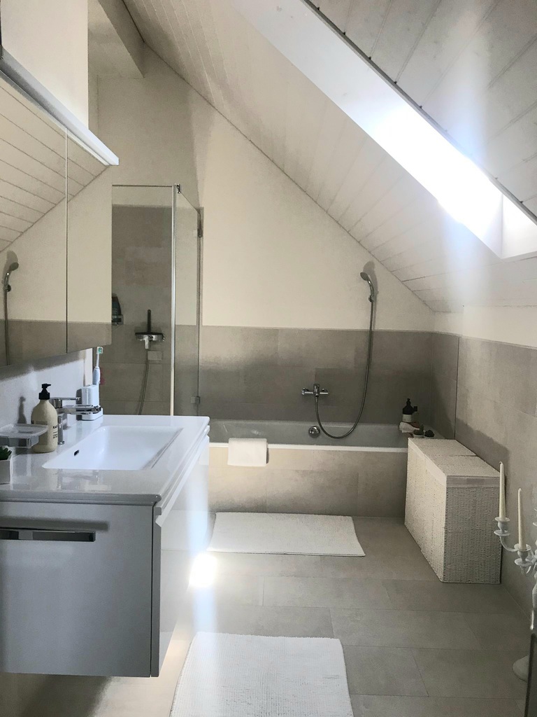 Modernes Dachgeschossbad mit Badewanne und Walk-in-Dusche