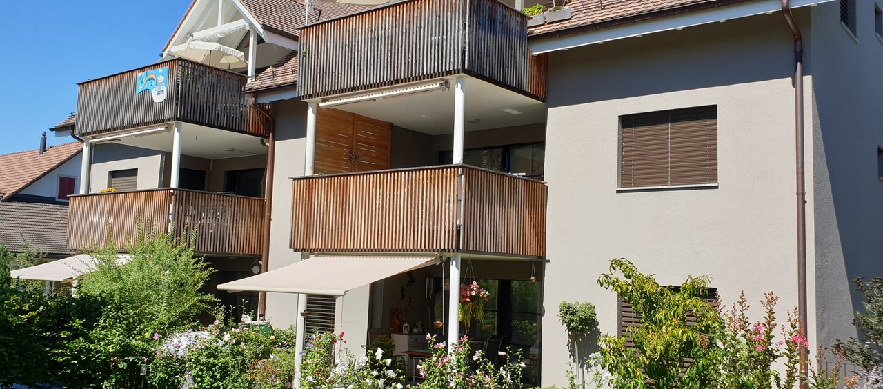 Außenansicht eines Mehrfamilienhauses mit Balkonen
