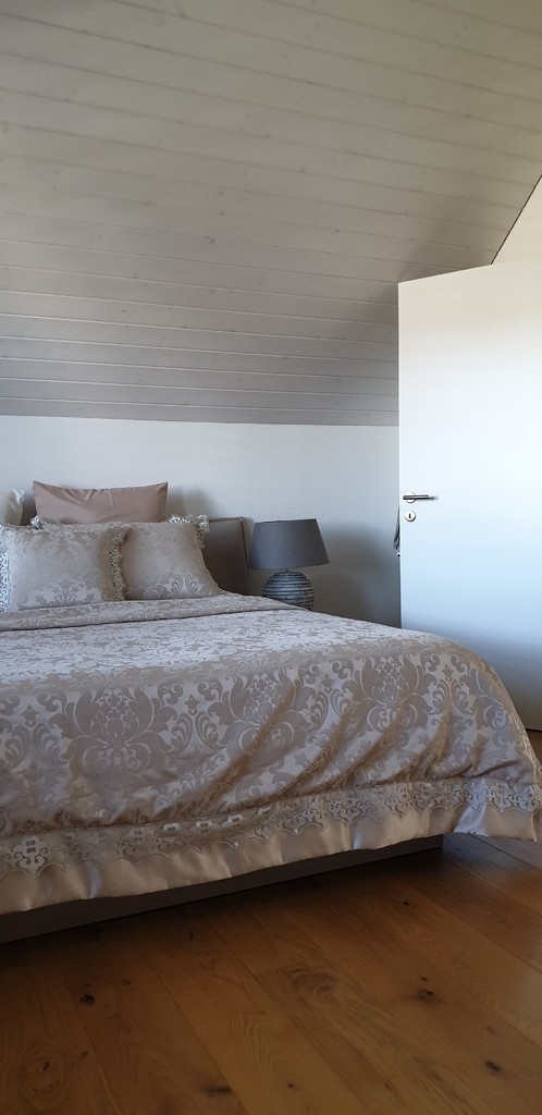 Schlafzimmer mit Bett und Dachschräge