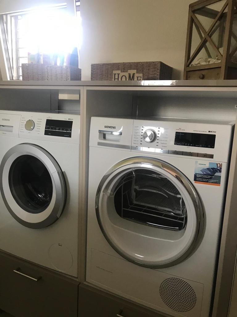 Hauswirtschaftsbereich mit Waschmaschine und Trockner