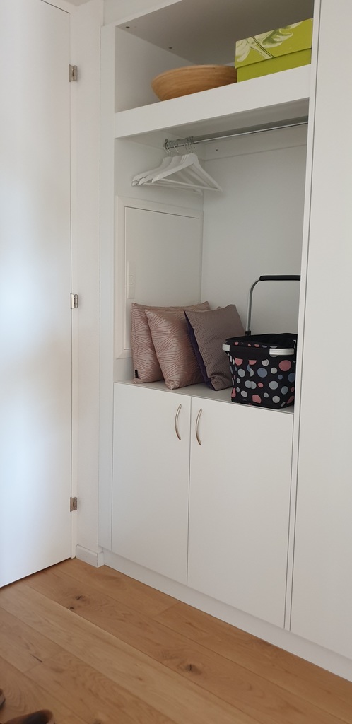 Eingebaute Garderobe mit Stauraum
