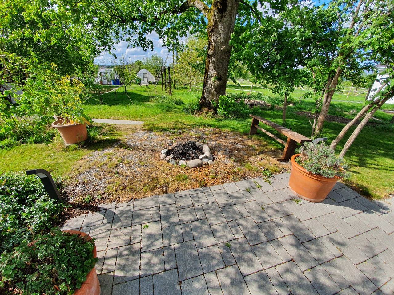Garten mit Feuerstelle und Sitzbereich