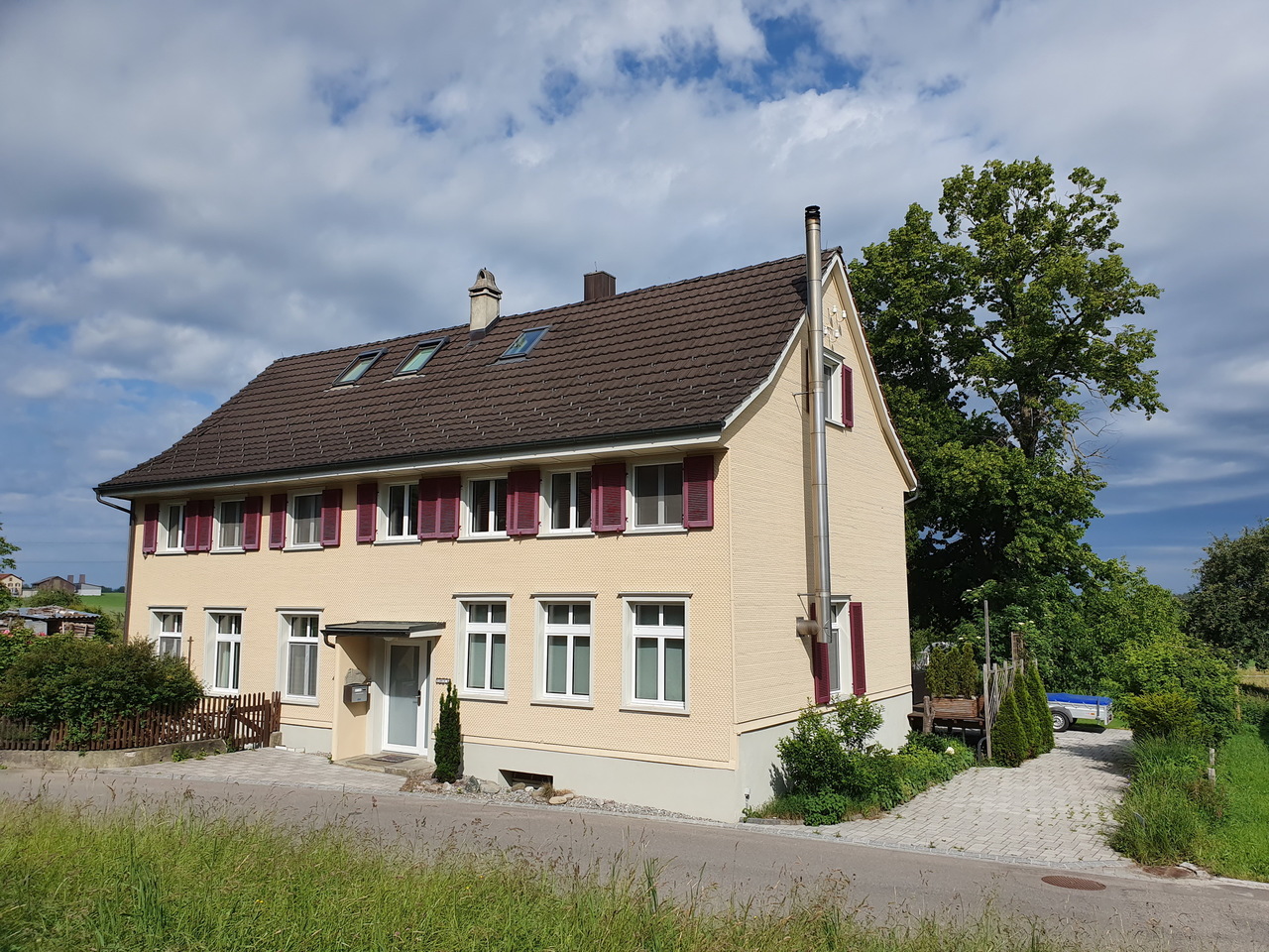 Einfamilienhaus mit Satteldach und hellen Fassaden
