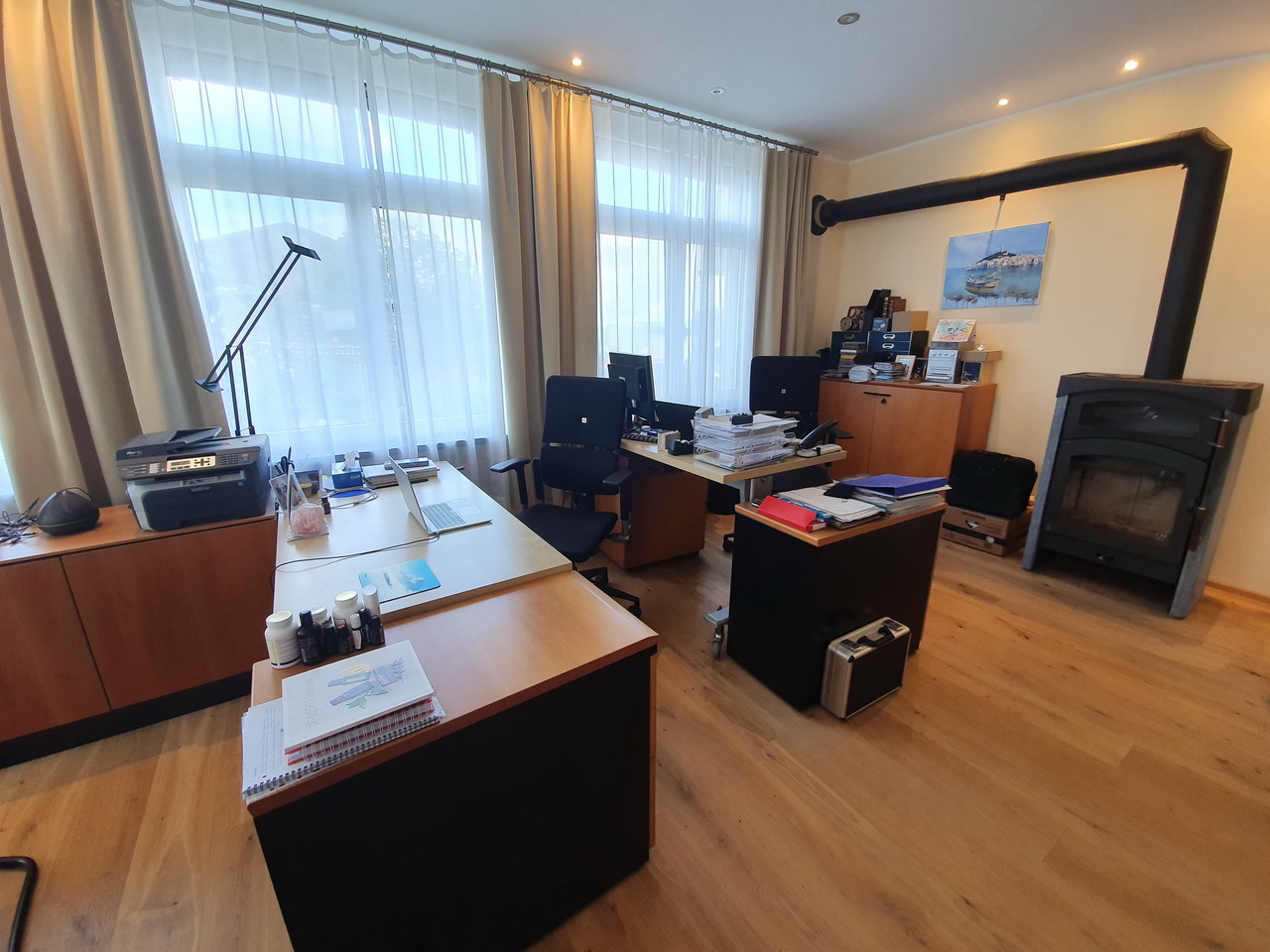 Büro- bzw. Arbeitszimmer mit Kamin