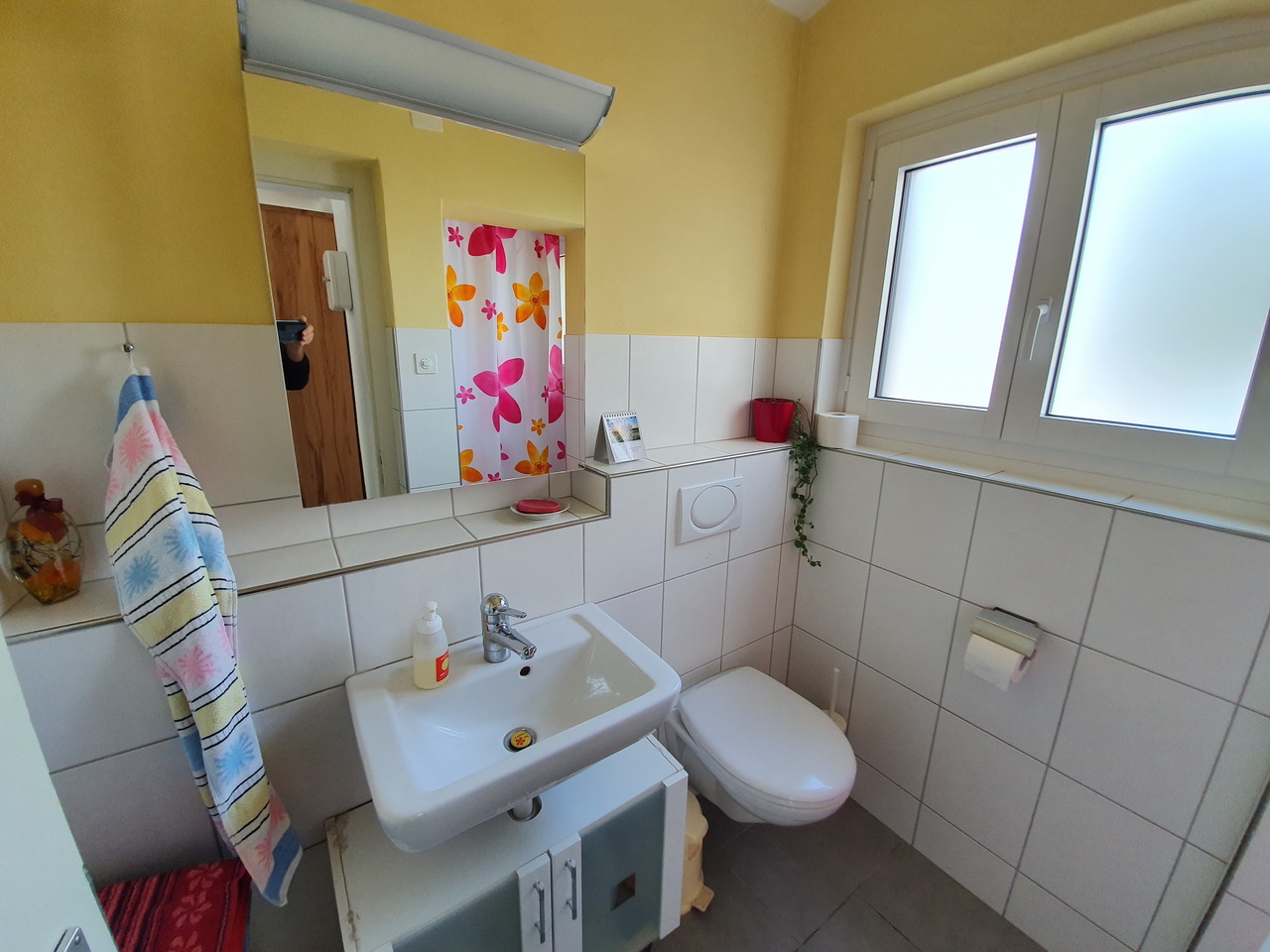 Kleines Gäste-WC mit Fenster und Waschbecken