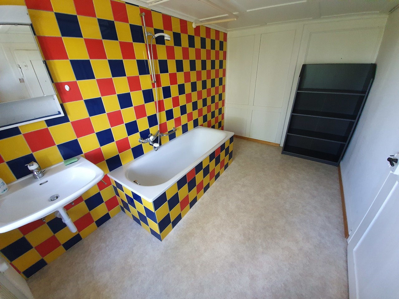Bunt geflieste Badezimmer mit Badewanne