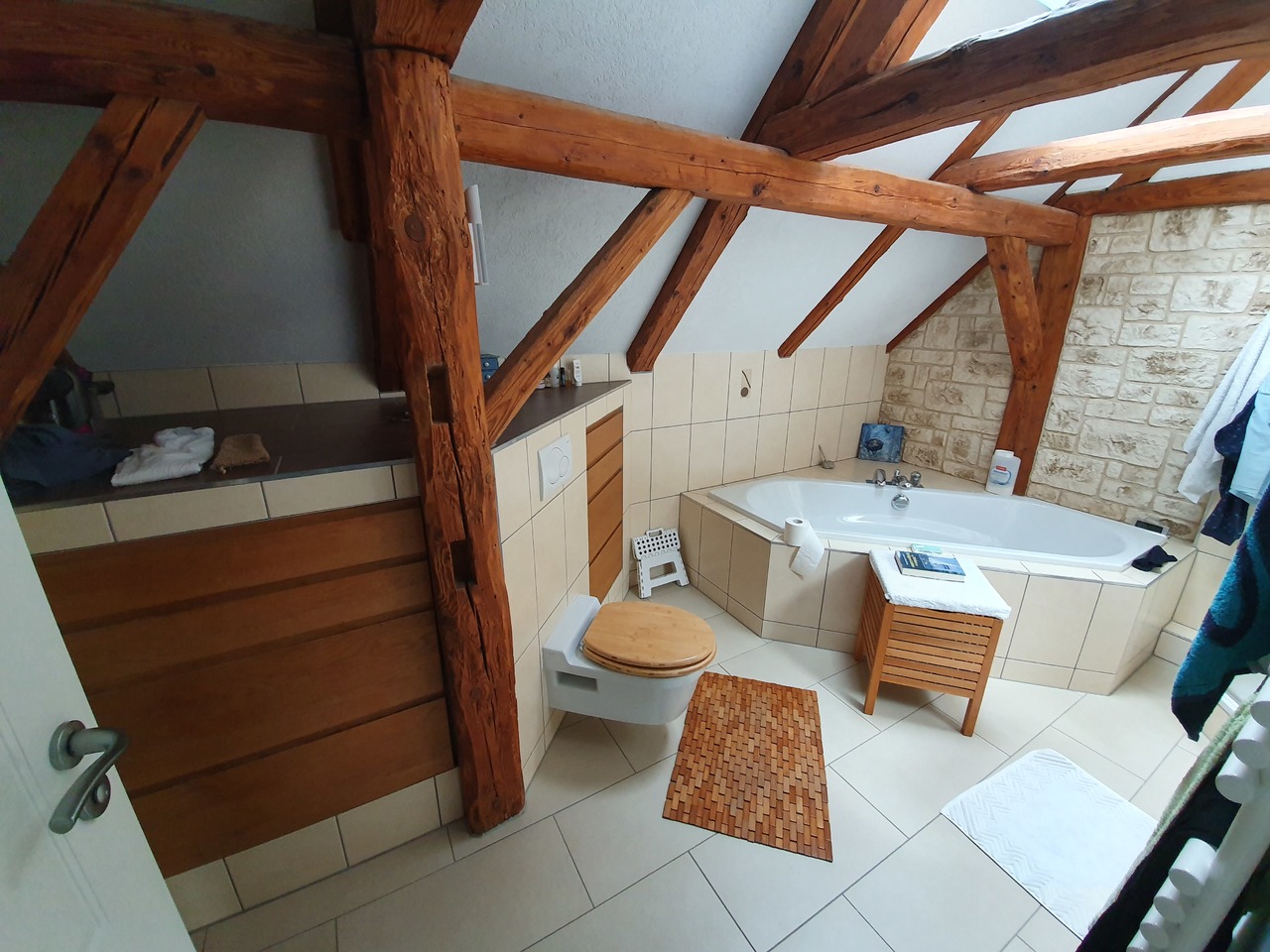 Rustikales Badezimmer mit sichtbaren Holzbalken