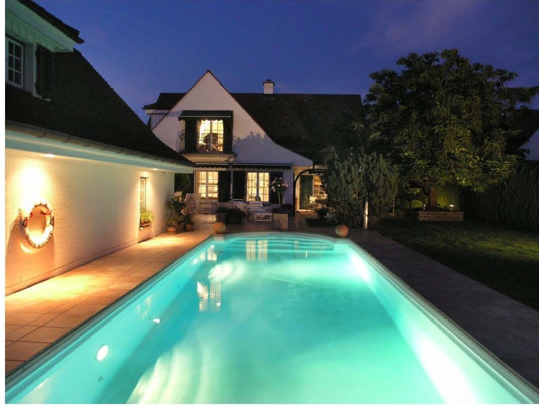 Poolbereich bei Nacht