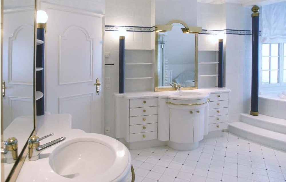 Elegantes Badezimmer mit Doppelwaschtisch