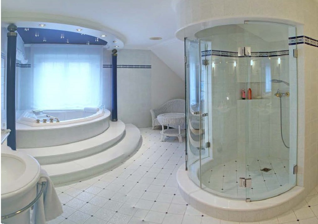 Luxuriöses Badezimmer mit Whirlpool und Glasdusche