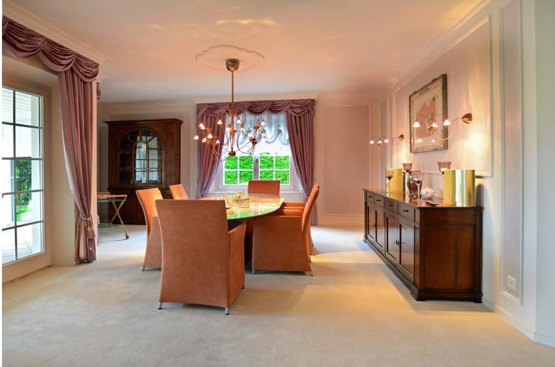 Elegantes Esszimmer mit klassischer Möblierung