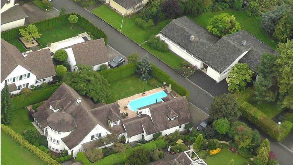 Luftaufnahme eines Wohnhauses mit Pool