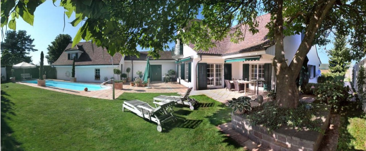 Außenansicht mit Garten, Pool und Terrassenbereich
