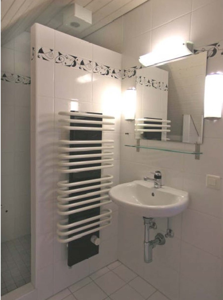 Badezimmer mit Waschtisch und Spiegel