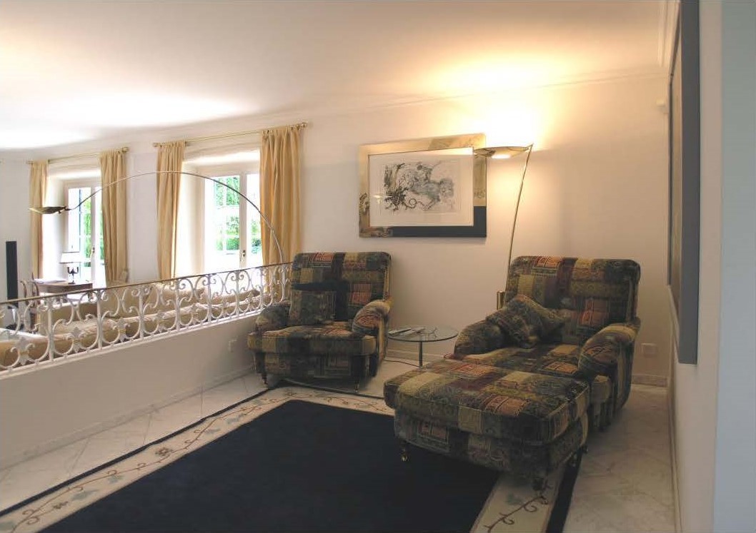 Eleganter Wohnbereich mit Sitzmöbeln und Galerie