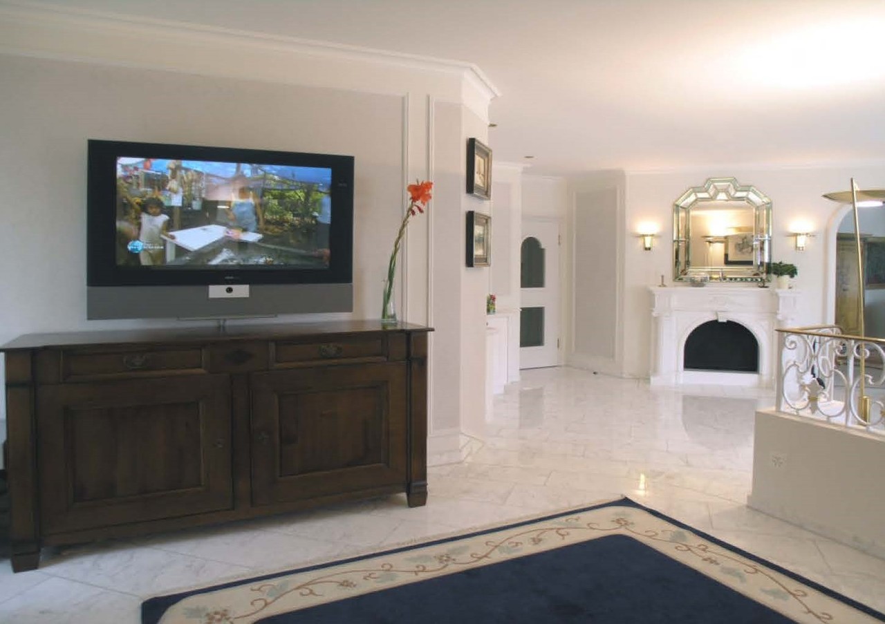 Eleganter Wohnbereich mit Kamin und TV
