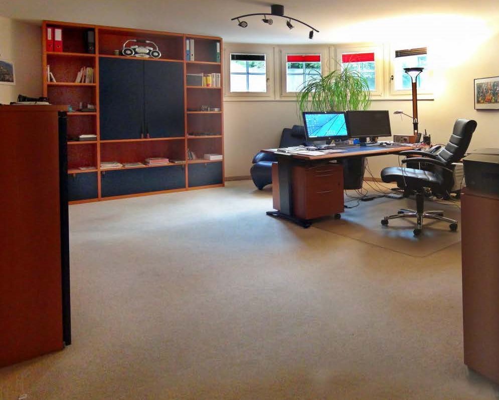 Home-Office mit Schreibtisch und Regalsystem