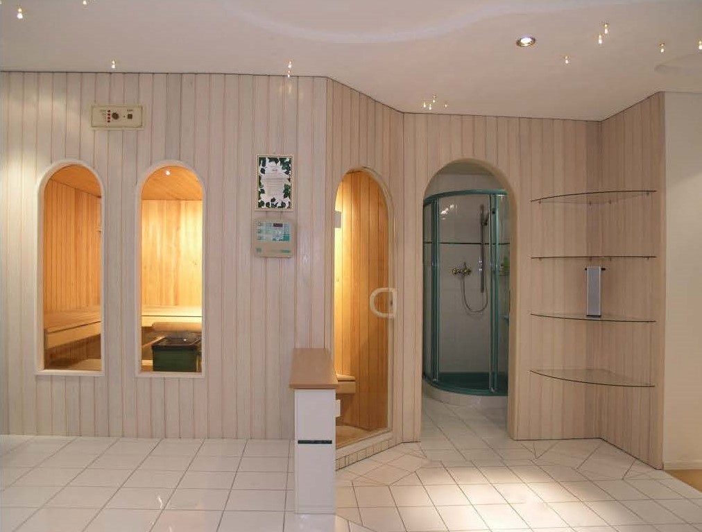 Wellnessraum mit Sauna und Dusche