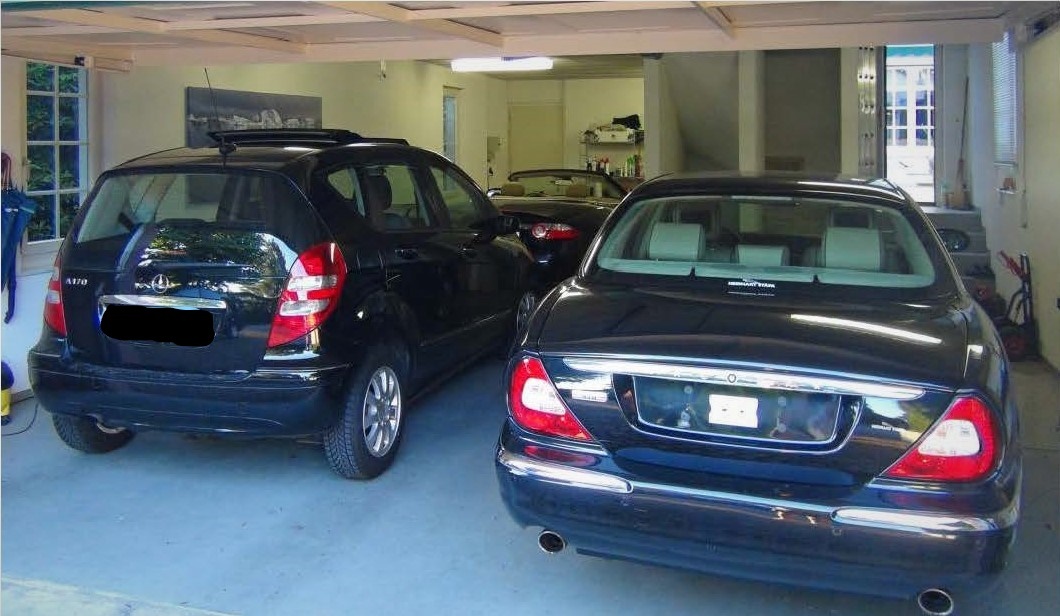 Garage mit mehreren Fahrzeugen