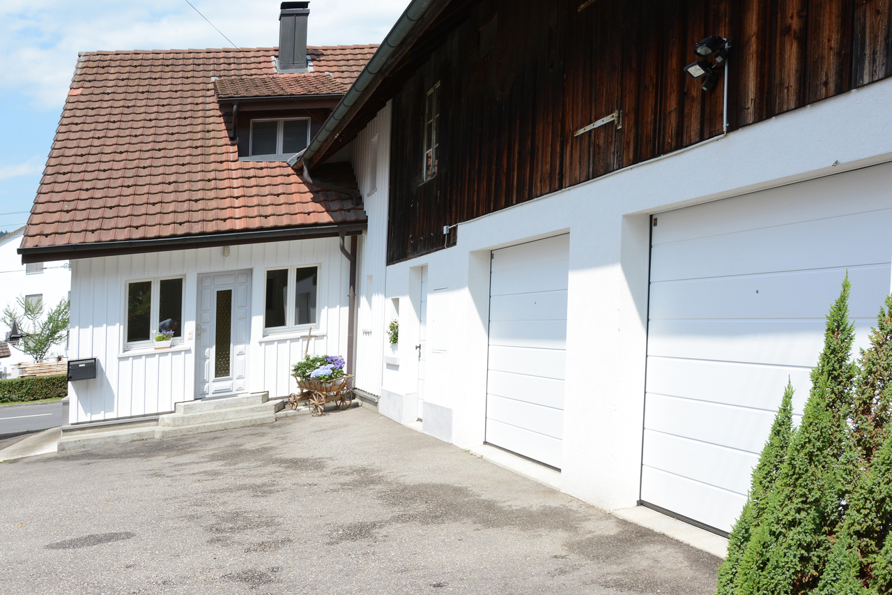 Außenansicht eines Wohnhauses mit Garagenzufahrt