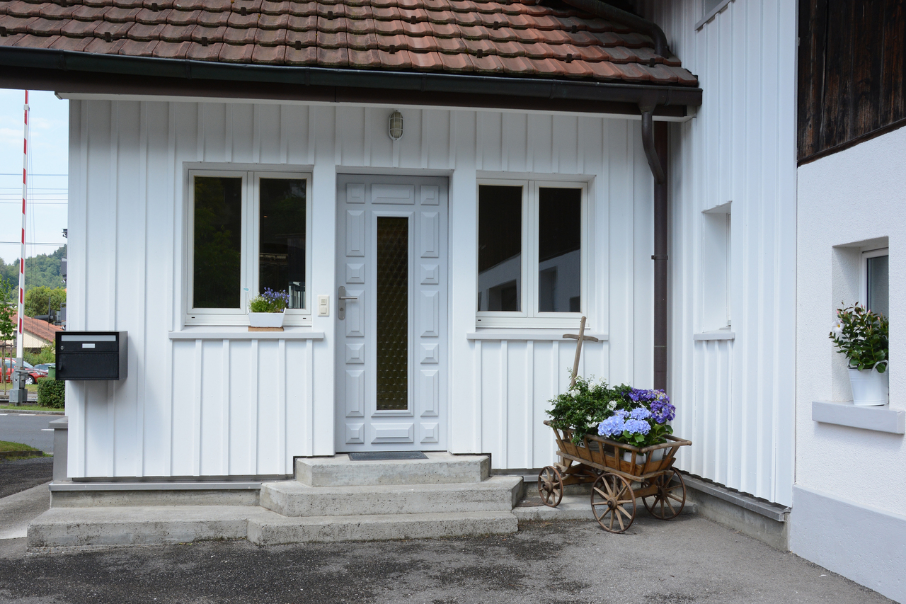 Weiße Hausfassade mit Eingang