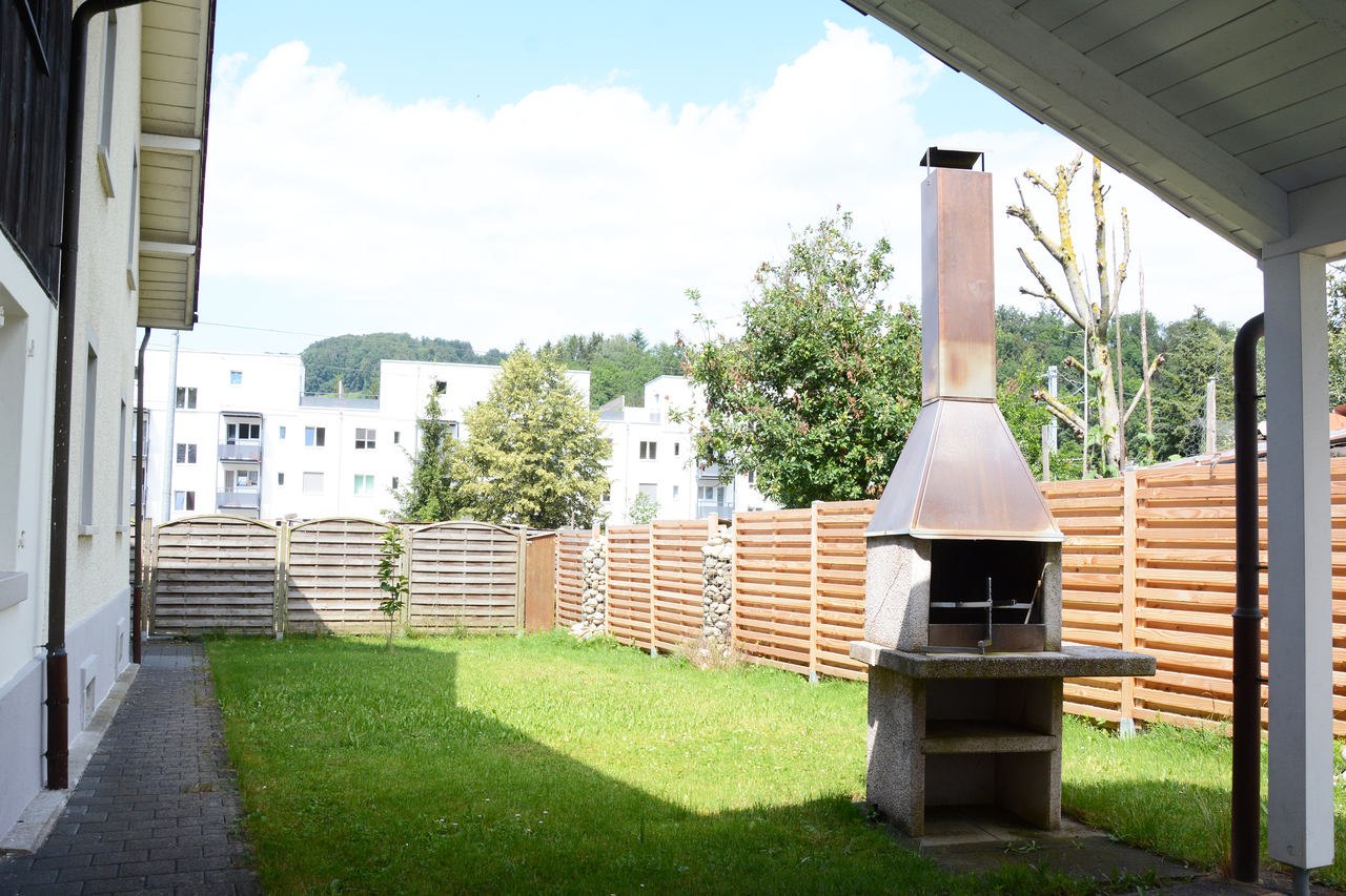 Überdachter Garten mit gemauertem Grill