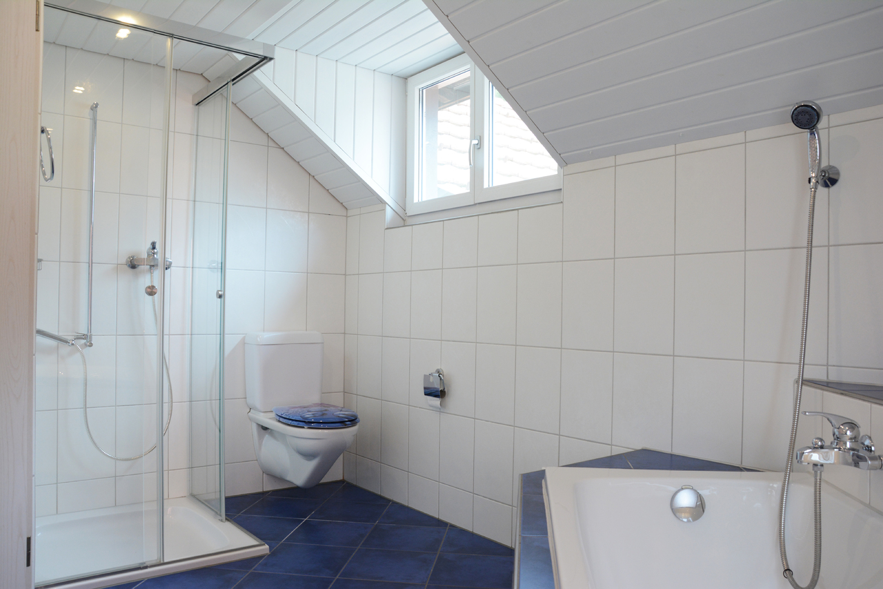 Dachgeschossbad mit Dusche, WC und Badewanne